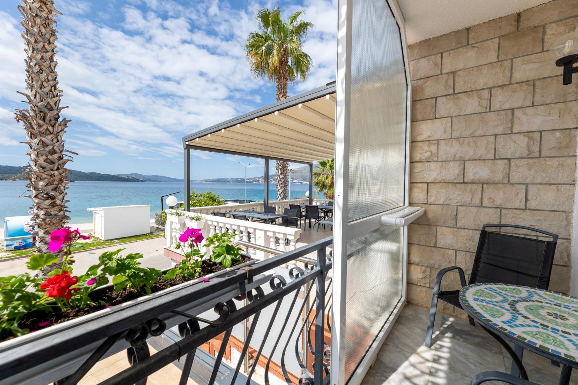 Villa Okruk-10 Meters Away From The Beach Okrug Gornji Exterior photo