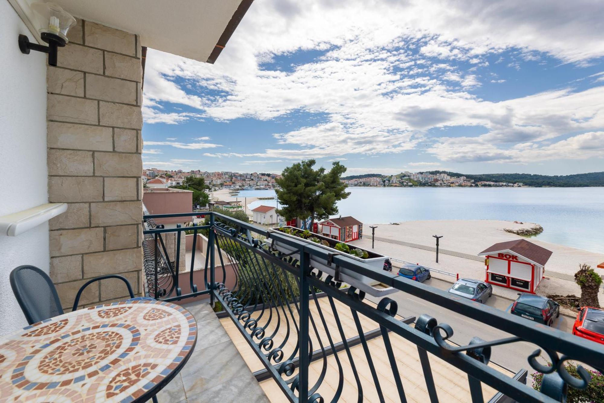 Villa Okruk-10 Meters Away From The Beach Okrug Gornji Exterior photo