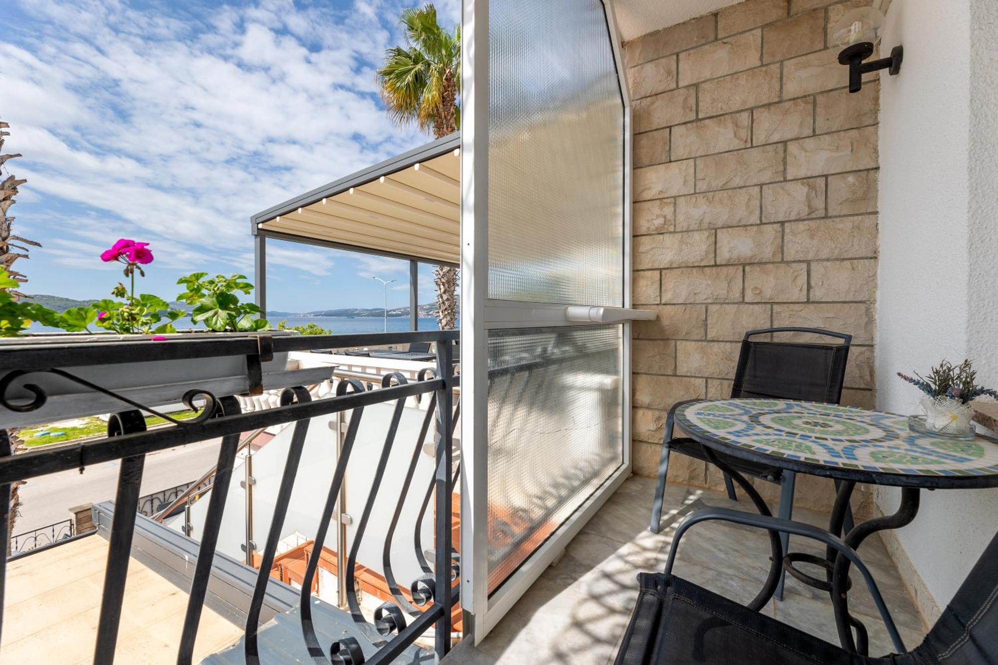 Villa Okruk-10 Meters Away From The Beach Okrug Gornji Exterior photo