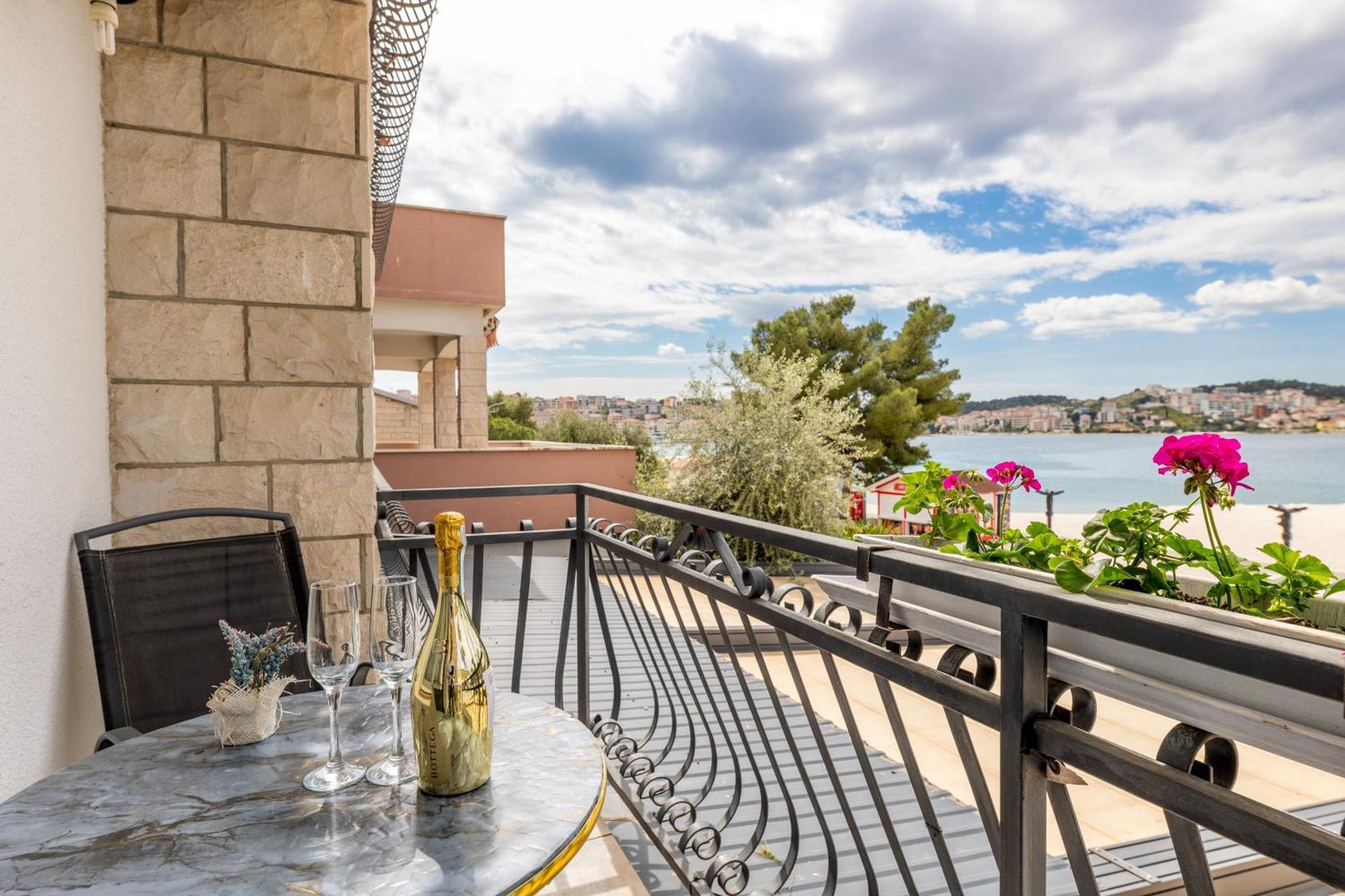 Villa Okruk-10 Meters Away From The Beach Okrug Gornji Exterior photo