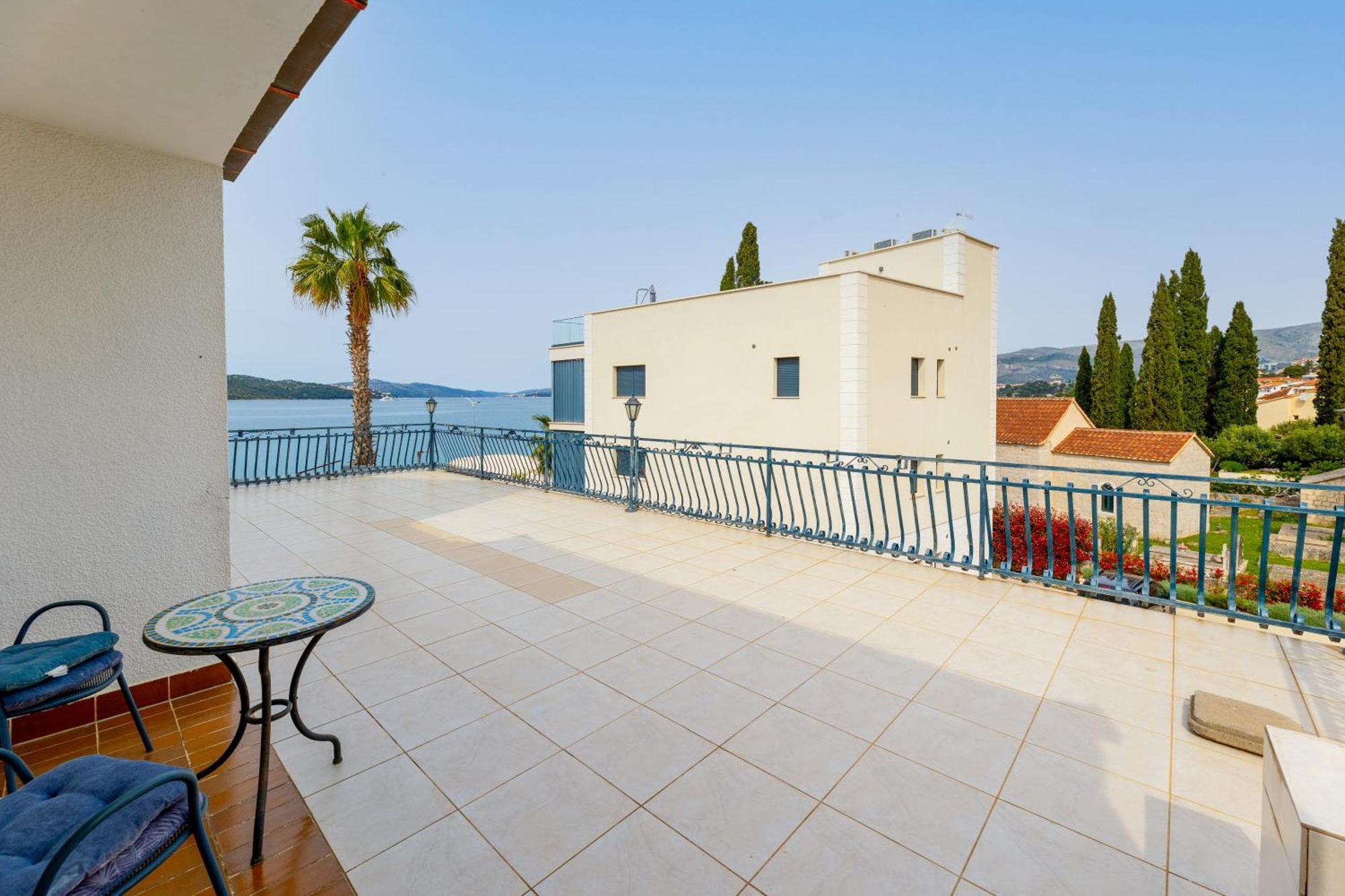 Villa Okruk-10 Meters Away From The Beach Okrug Gornji Exterior photo
